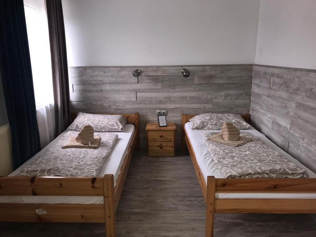 Makss Hotel Wels Bagian luar foto