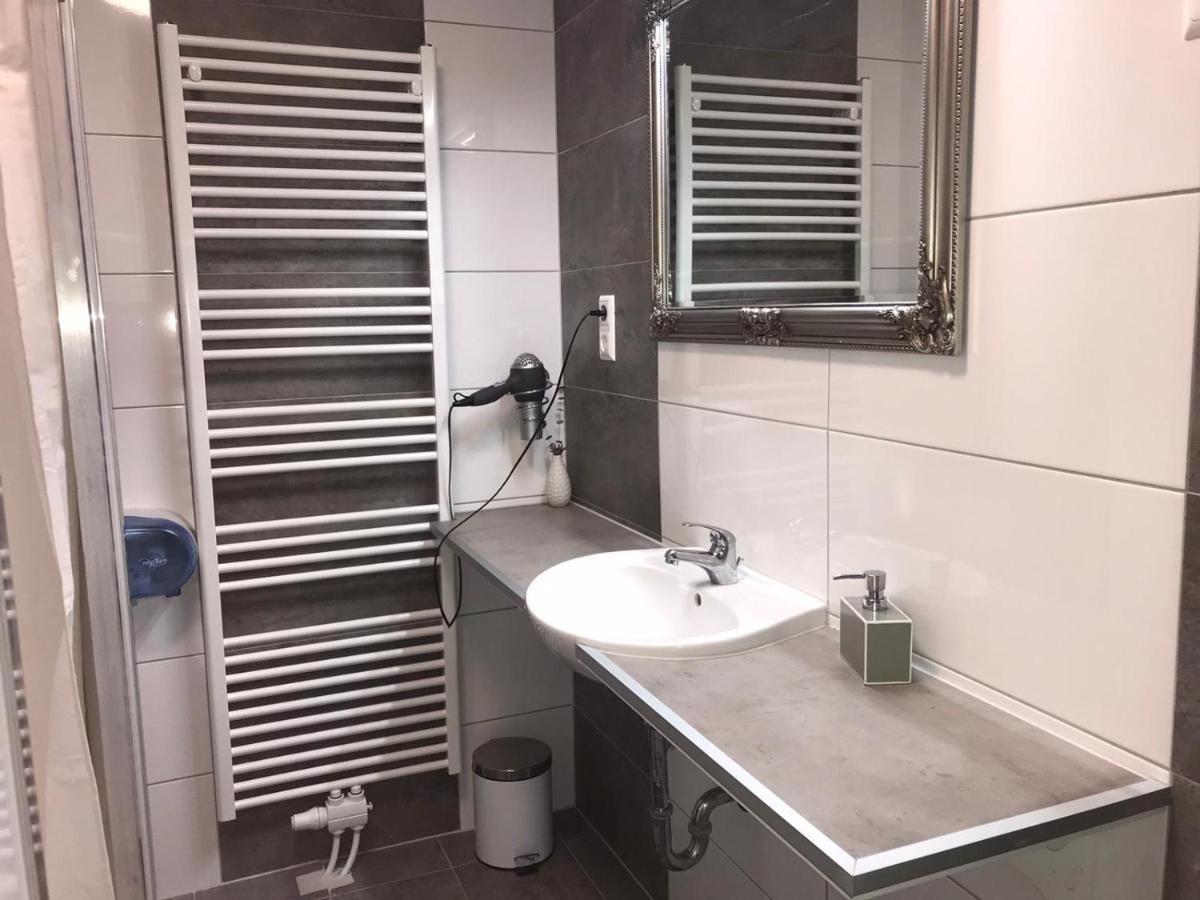 Makss Hotel Wels Bagian luar foto