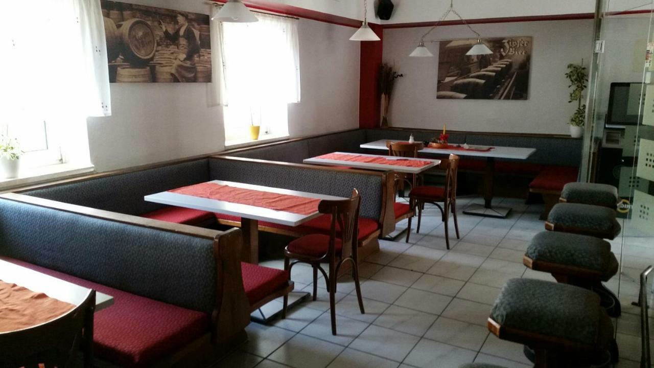 Makss Hotel Wels Bagian luar foto