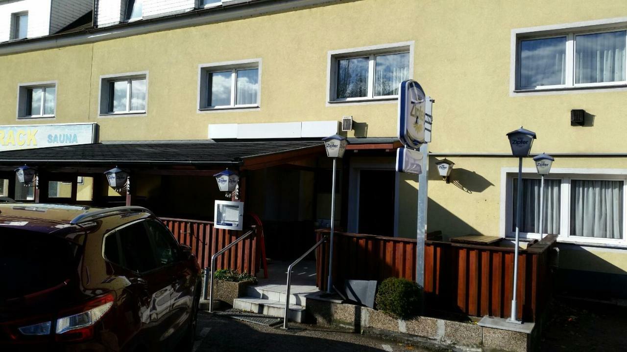 Makss Hotel Wels Bagian luar foto